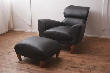 展示品　IDC大塚家具　LINLEY(リンレイ)　アストネット　革ブラック　オットマン(フットスツール)(定価約33万円)(R-041904)