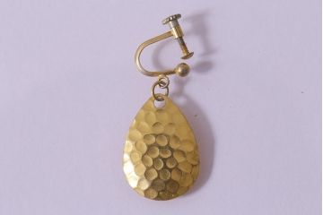 ヴィンテージ　しずく型　プレート型押し　アンティークゴールド　イヤリング(アクセサリー、ビンテージ)(R-041910)