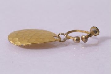 ヴィンテージ　しずく型　プレート型押し　アンティークゴールド　イヤリング(アクセサリー、ビンテージ)(R-041910)