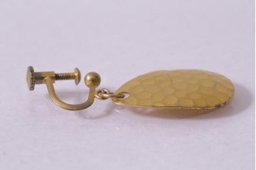 ヴィンテージ　しずく型　プレート型押し　アンティークゴールド　イヤリング(アクセサリー、ビンテージ)(R-041910)