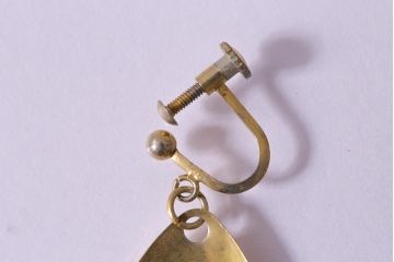 ヴィンテージ　しずく型　プレート型押し　アンティークゴールド　イヤリング(アクセサリー、ビンテージ)(R-041910)