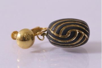 ヴィンテージ　レトロ　ブラックとゴールドが目をひくイヤリング(アクセサリー、ビンテージ)(R-041912)