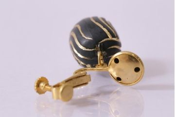 ヴィンテージ　レトロ　ブラックとゴールドが目をひくイヤリング(アクセサリー、ビンテージ)(R-041912)