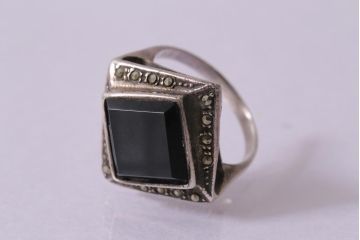 ビンテージアクセサリー　シルバー925　黒のストーンが格好いいリング(指輪)(R-041918)