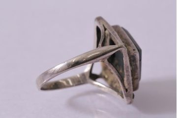 ビンテージアクセサリー　シルバー925　黒のストーンが格好いいリング(指輪)(R-041918)