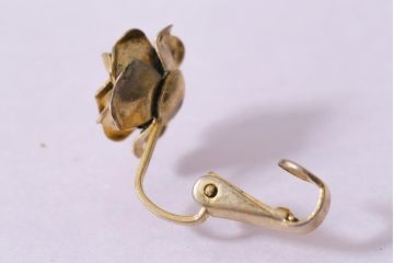 ヴィンテージアクセサリー　昭和期　バラモチーフのビンテージイヤリング(アクセサリー)(R-041919)