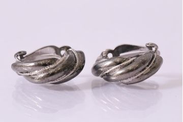 ヴィンテージアクセサリー　Daisy メンズライクにもぴったりなビンテージイヤリング(R-041922)