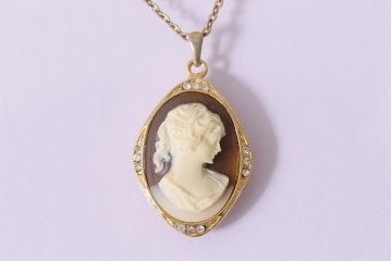 ヴィンテージアクセサリー　カメオ風　女性の横顔をモチーフにしたビンテージネックレス(ペンダント)(R-041928)