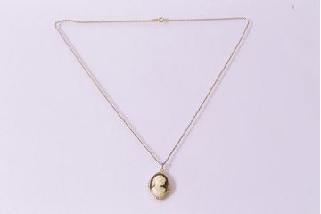 ヴィンテージアクセサリー　カメオ風　女性の横顔をモチーフにしたビンテージネックレス(ペンダント)(R-041928)
