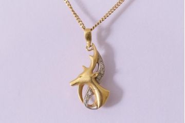 ヴィンテージアクセサリー　Pt900　K18(18金)　鹿モチーフのゴールドのネックレス　重さ約7.11g(ペンダント、ビンテージ)(R-041930)