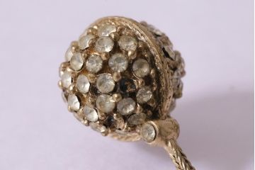 ヴィンテージ　アメリカ　CINER(サイナー)　木の実のようなデザインが愛らしいイヤリング(アクセサリー)(R-041932)