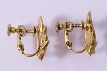 ビンテージアクセサリー　羽モチーフのおしゃれなイヤリング(R-041933)