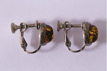 ヴィンテージ　昭和期　琥珀色のストーンがアクセントのシルバーイヤリング(アクセサリー、ビンテージ)(R-041938)