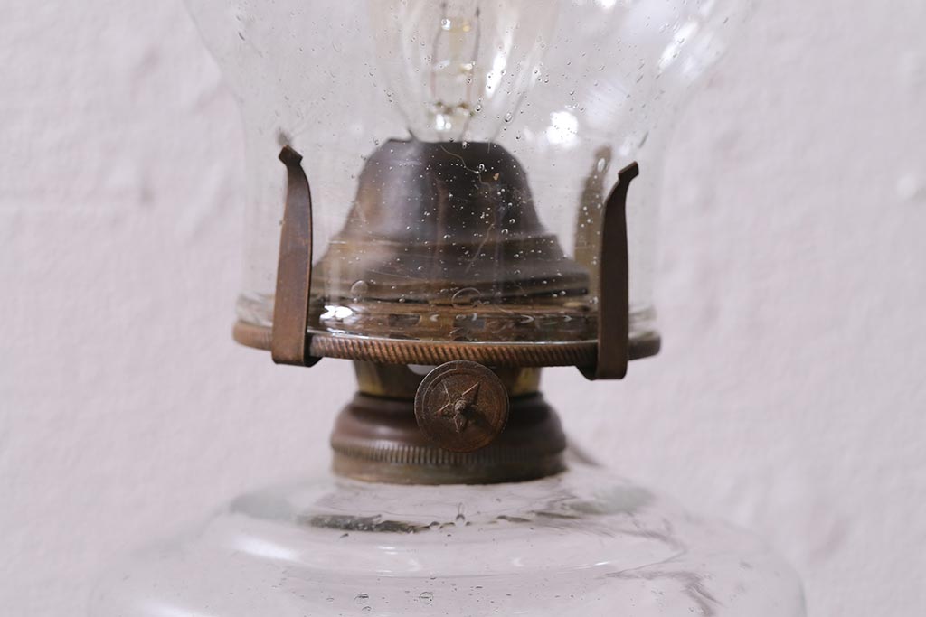 アンティーク照明　昭和初期　オイルランプリメイク　気泡ガラスが趣のある空間を演出するレトロなテーブルランプ(スタンドライト、卓上照明)(R-041941)