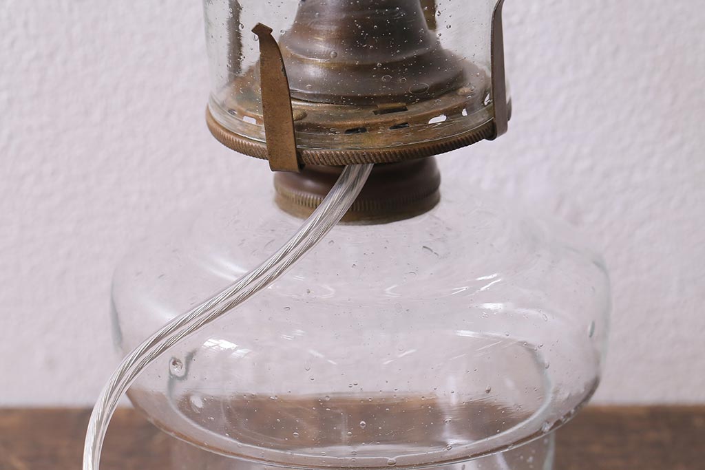 アンティーク照明　昭和初期　オイルランプリメイク　気泡ガラスが趣のある空間を演出するレトロなテーブルランプ(スタンドライト、卓上照明)(R-041941)