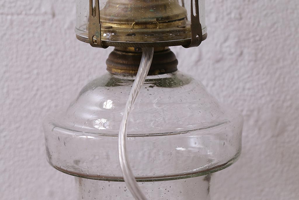 アンティーク照明　昭和初期　オイルランプリメイク　気泡ガラスが趣のある空間を演出するレトロなテーブルランプ(スタンドライト、卓上照明)(R-041942)