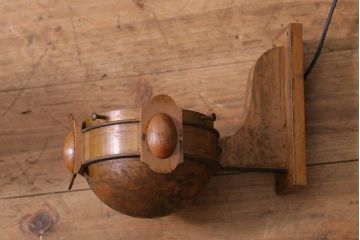 アンティーク照明　日本製　上手物!　大正期　銅製　珍しいデザインが目を引く壁掛け照明(シェード、ウォールライト、ブラケットライト)(R-041944)