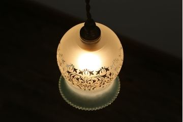 ヴィンテージ照明　フランスビンテージ　フロストガラス　優美なデザインが印象的なガラスシェードのペンダントライト(天井照明、シェード)(R-041945)