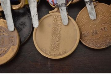 古い勲章など10点(満州國赤十字社、国境事変、建国功労章)(R-041983)