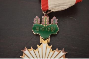 古い勲章2点　勲三等旭日中綬章　勲三等瑞宝章(ケース付き)(R-041988)