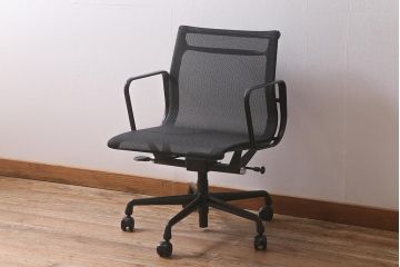 中古　Hermanmiller(ハーマンミラー社)　イームズアルミナムグループ　マネジメントチェア　キャスター付(定価約26万円)(椅子、アームチェア、オフィスチェア)(R-042007)