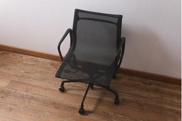 中古　Hermanmiller(ハーマンミラー社)　イームズアルミナムグループ　マネジメントチェア　キャスター付(定価約26万円)(椅子、アームチェア、オフィスチェア)(R-042007)