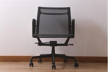 中古　Hermanmiller(ハーマンミラー社)　イームズアルミナムグループ　マネジメントチェア　キャスター付(定価約26万円)(椅子、アームチェア、オフィスチェア)(R-042007)