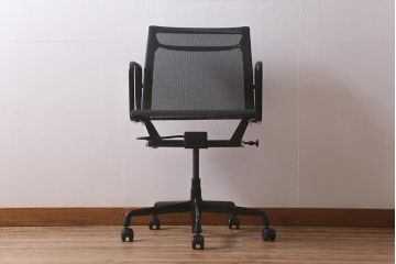 中古　Hermanmiller(ハーマンミラー社)　イームズアルミナムグループ　マネジメントチェア　キャスター付(定価約26万円)(椅子、アームチェア、オフィスチェア)(R-042007)