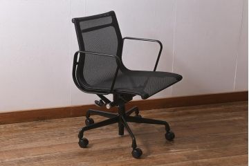 中古　Hermanmiller(ハーマンミラー社)　イームズアルミナムグループ　マネジメントチェア　キャスター付(定価約26万円)(椅子、アームチェア、オフィスチェア)(R-042007)