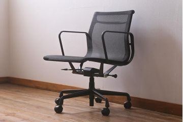 中古　Hermanmiller(ハーマンミラー社)　イームズアルミナムグループ　マネジメントチェア　キャスター付(定価約26万円)(椅子、アームチェア、オフィスチェア)(R-042007)