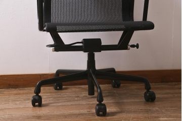 中古　Hermanmiller(ハーマンミラー社)　イームズアルミナムグループ　マネジメントチェア　キャスター付(定価約26万円)(椅子、アームチェア、オフィスチェア)(R-042007)