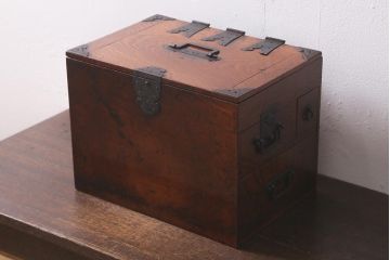 アンティーク家具　古民具・骨董　総欅(ケヤキ)材　漆塗り　存在感のある金具が魅力の硯箱(小引き出し)(R-042009)