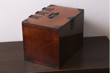 アンティーク家具　古民具・骨董　総欅(ケヤキ)材　漆塗り　存在感のある金具が魅力の硯箱(小引き出し)(R-042009)