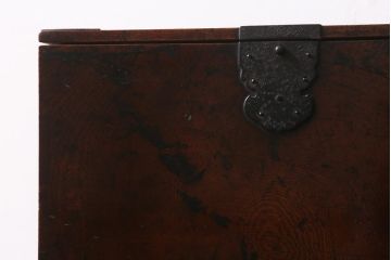 アンティーク家具　古民具・骨董　総欅(ケヤキ)材　漆塗り　存在感のある金具が魅力の硯箱(小引き出し)(R-042009)