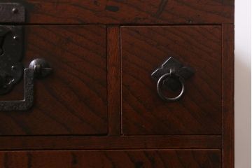 アンティーク家具　古民具・骨董　総欅(ケヤキ)材　漆塗り　存在感のある金具が魅力の硯箱(小引き出し)(R-042009)
