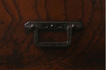 アンティーク家具　古民具・骨董　総欅(ケヤキ)材　漆塗り　存在感のある金具が魅力の硯箱(小引き出し)(R-042009)