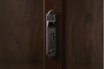 和製アンティーク　昭和初期　楓材　シックな色合いのレトロモダンな重ね戸棚(収納棚、飾り棚、食器棚、カップボード)(R-042010)