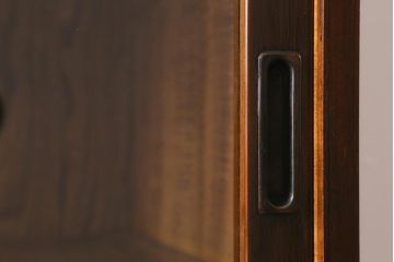 和製アンティーク　昭和初期　楓材　シックな色合いのレトロモダンな重ね戸棚(収納棚、飾り棚、食器棚、カップボード)(R-042010)