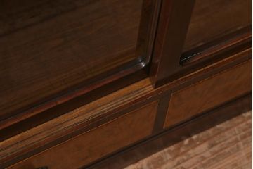 和製アンティーク　昭和初期　楓材　シックな色合いのレトロモダンな重ね戸棚(収納棚、飾り棚、食器棚、カップボード)(R-042010)