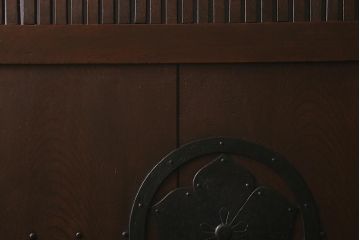 アンティーク建具　明治大正期　総ケヤキ材　丸に桔梗紋　上品な和の空間作りにおすすめの格子蔵戸(引き戸、玄関戸)(R-042014)