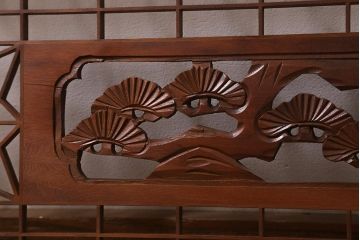 ビンテージ建具　昭和中期　角麻の葉模様　組子と松の彫刻が美しい欄間(明かり取り、明り取り)(R-042020)