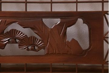 ビンテージ建具　昭和中期　角麻の葉模様　組子と松の彫刻が美しい欄間(明かり取り、明り取り)(R-042020)