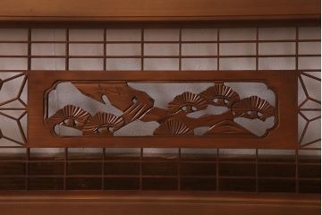 ビンテージ建具　昭和中期　角麻の葉模様　組子と松の彫刻が美しい欄間(明かり取り、明り取り)(R-042020)