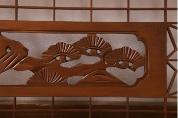 ビンテージ建具　昭和中期　角麻の葉模様　組子と松の彫刻が美しい欄間(明かり取り、明り取り)(R-042020)