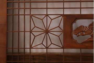 ビンテージ建具　昭和中期　角麻の葉模様　組子と松の彫刻が美しい欄間(明かり取り、明り取り)(R-042020)