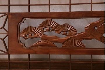 ビンテージ建具　昭和中期　角麻の葉模様　組子と松の彫刻が美しい欄間(明かり取り、明り取り)(R-042020)