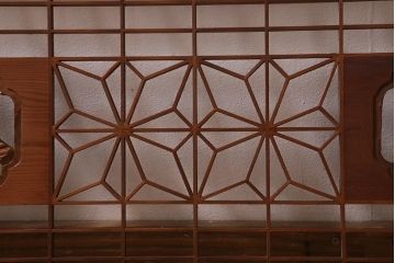 ビンテージ建具　昭和中期　角麻の葉模様　組子と松の彫刻が美しい欄間(明かり取り、明り取り)(R-042020)