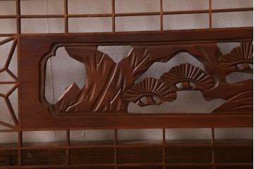 ビンテージ建具　昭和中期　角麻の葉模様　組子と松の彫刻が美しい欄間(明かり取り、明り取り)(R-042020)
