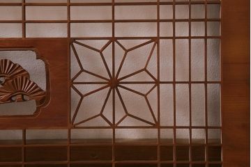 ビンテージ建具　昭和中期　角麻の葉模様　組子と松の彫刻が美しい欄間(明かり取り、明り取り)(R-042020)