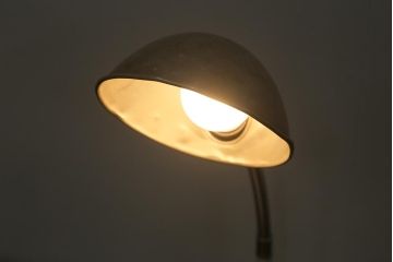 ヴィンテージ照明　レトロ　アルミシェードのデスクスタンド(スタンドライト、卓上照明、ビンテージ)(R-042028)